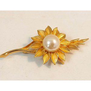 Vintage Ambras Fine Jewelry Co Large Faux Pearl Gold Tone Flower Pin Brooch